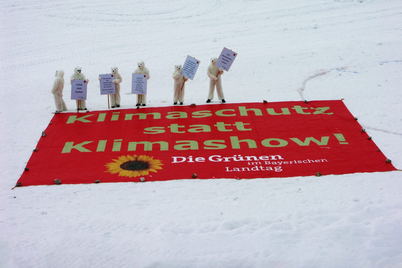 2007 setzen die Landtags-Grünen auf der Zugspitze ein Zeichen für echten Klimaschutz. Als Eisbären verkleidete Menschen stehen neben einem großen Banner mit dem Text "Klimaschutz statt Klimashow"
