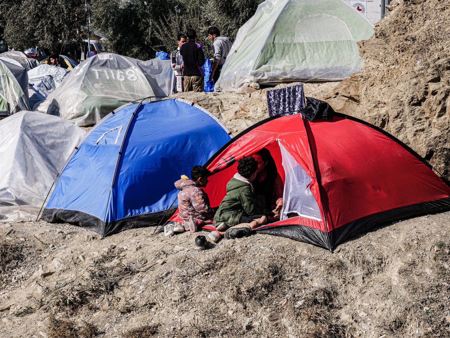 Aufnahme aus dem Flüchtlingslager bei Moria auf Lesbos aus dem November 2019: Zwei Kinder sitzen vor einem Zelt auf dem felsigen Boden