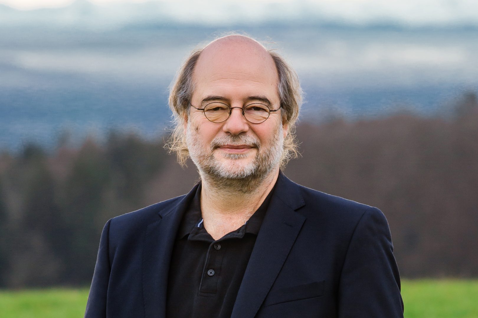 Porträt von Eike Hallitzky, Landesvorsitzender der bayerischen Grünen, in niederbayerischer Landschaft