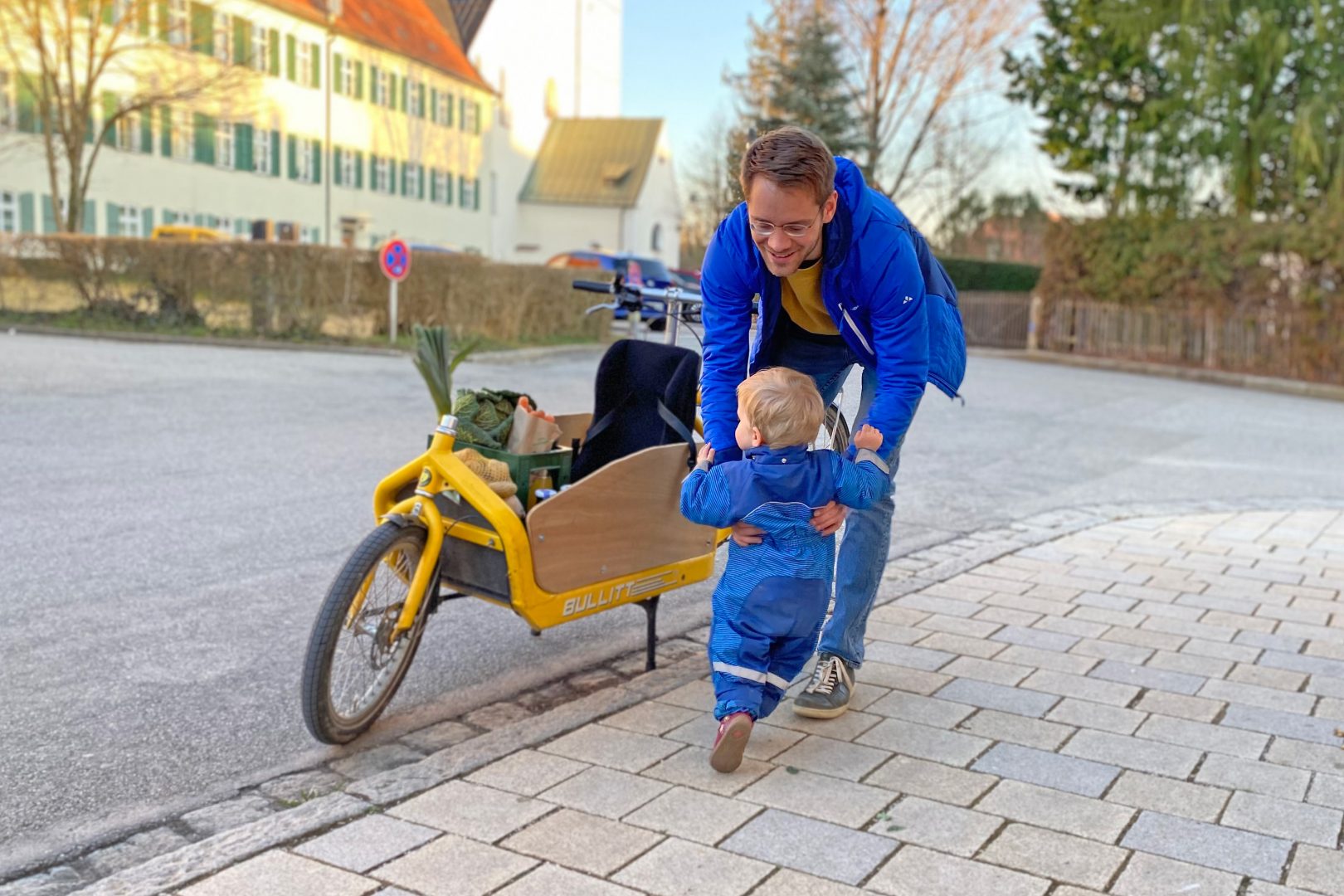 Thomas von Sarnowski mit Kind und Lastenrad voller Einkäufe bei sich daheim in Ebersberg