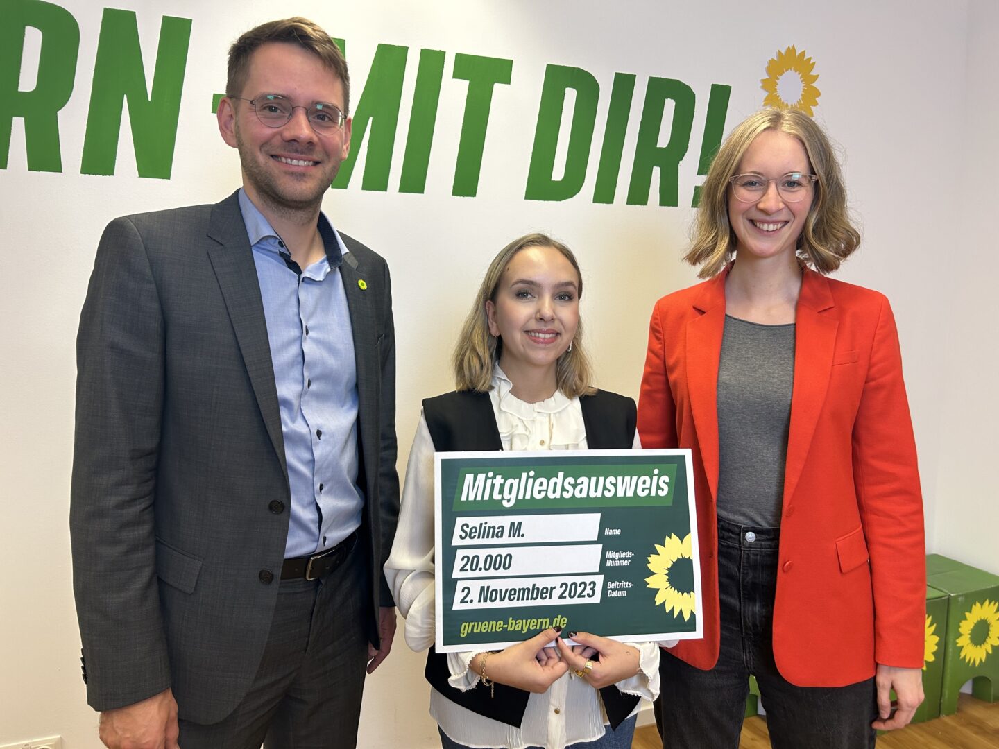 Die Parteivorsitzenden der GRÜNEN Bayern, Eva Lettenbauer und Thomas von Sarnowski, mit Selina, dem Mitglied 20.000